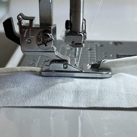 Pieds D1 et D2 ourlet roulotté 4mm et 6mm  Janome 7mm