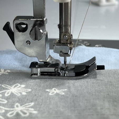 Pied S quilting avec guide dans la couture Janome 9mm